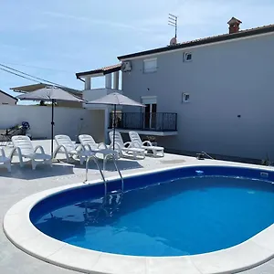 https://apartments-paliska-located-in-the-countryside-near-porec.in-istria.net